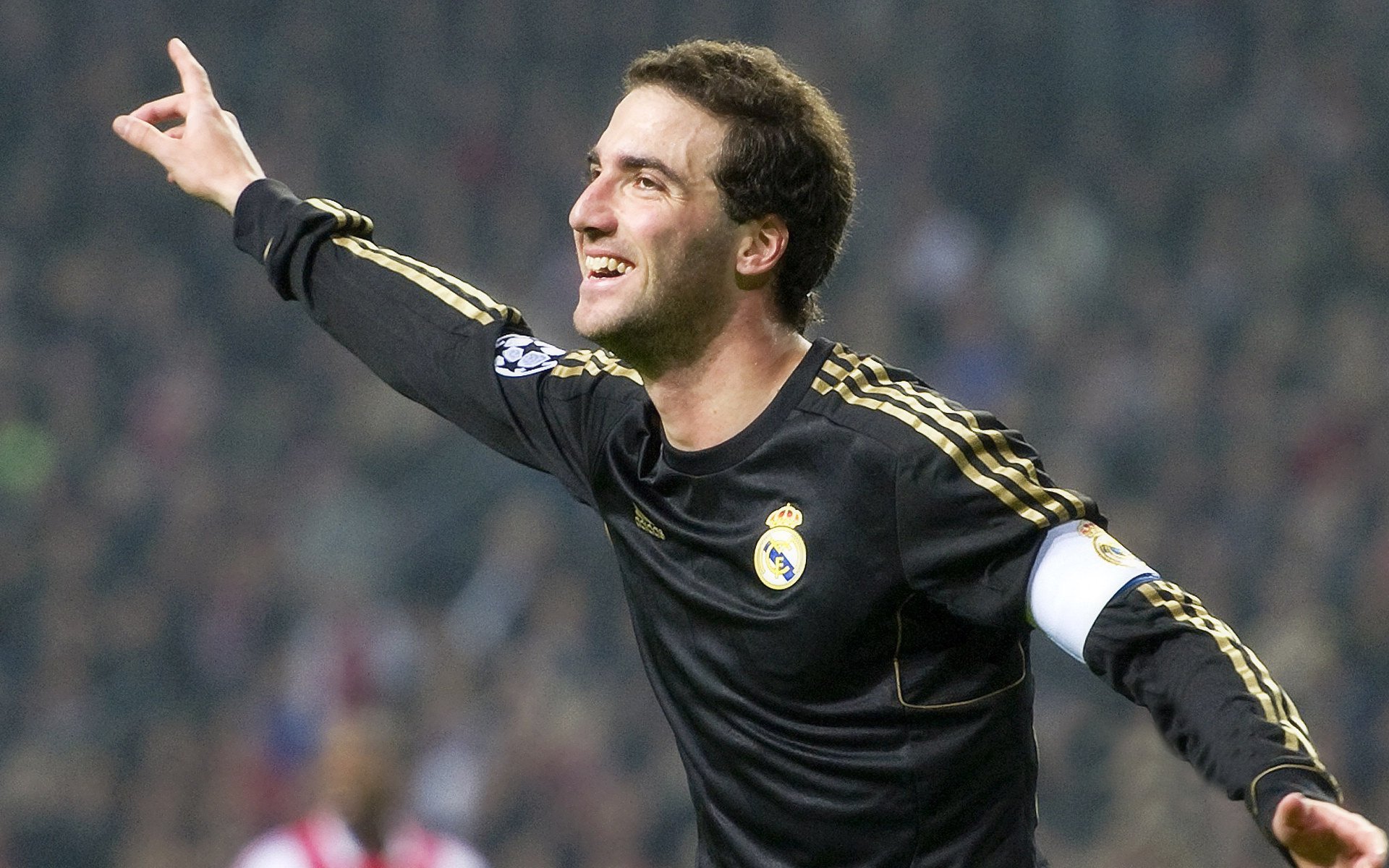 爱游戏官方-利物浦主场胜拜仁，锁定欧冠八强名额，利物浦对阵拜仁